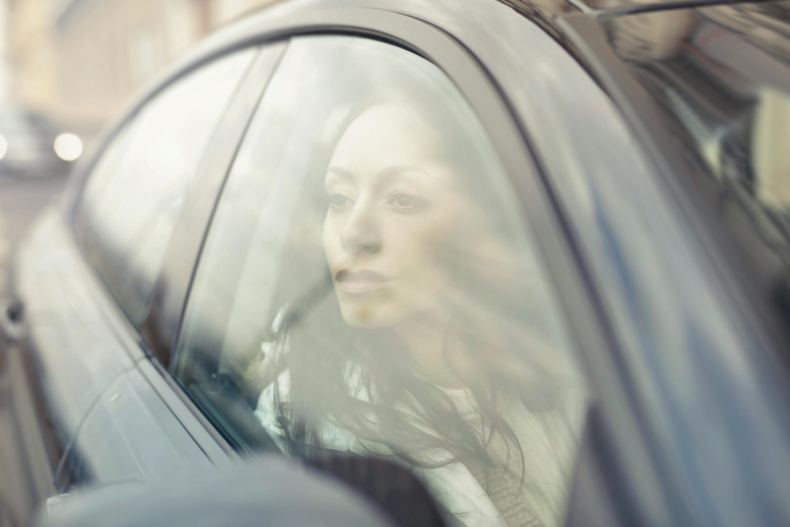 Frau hinter Autoscheibe